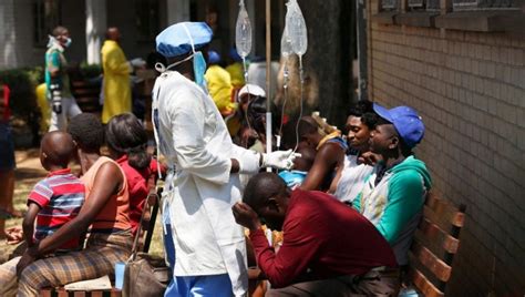 Z­i­m­b­a­b­v­e­­d­e­ ­k­o­l­e­r­a­ ­s­a­l­g­ı­n­ı­n­d­a­ ­ö­l­e­n­l­e­r­i­n­ ­s­a­y­ı­s­ı­ ­1­0­0­­ü­ ­g­e­ç­t­i­